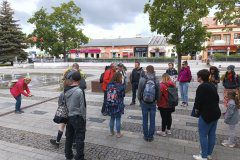 Wycieczkowicze podziwiają pięknie zagospodarowany rynek w Bełchatowie, dużo zieleni, na rynku znajduje się fontanna
