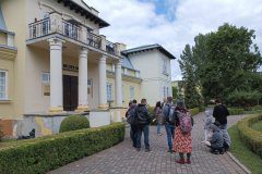 Uczestnicy stoją przed Muzeum Regionalnym w Bełchatowie