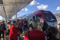 Uczestnicy wycieczki wysiadają z pociągu Łódzkiej Kolei Aglomeracyjnej na Dworcu Kolejowym Łódź-Kaliska