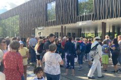 Uczestnicy wycieczki przed wyjściem do łódzkiego ZOO. W tle nowy budynek Orientarium
