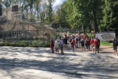 Wycieczkowicze na terenie łódzkiego ZOO