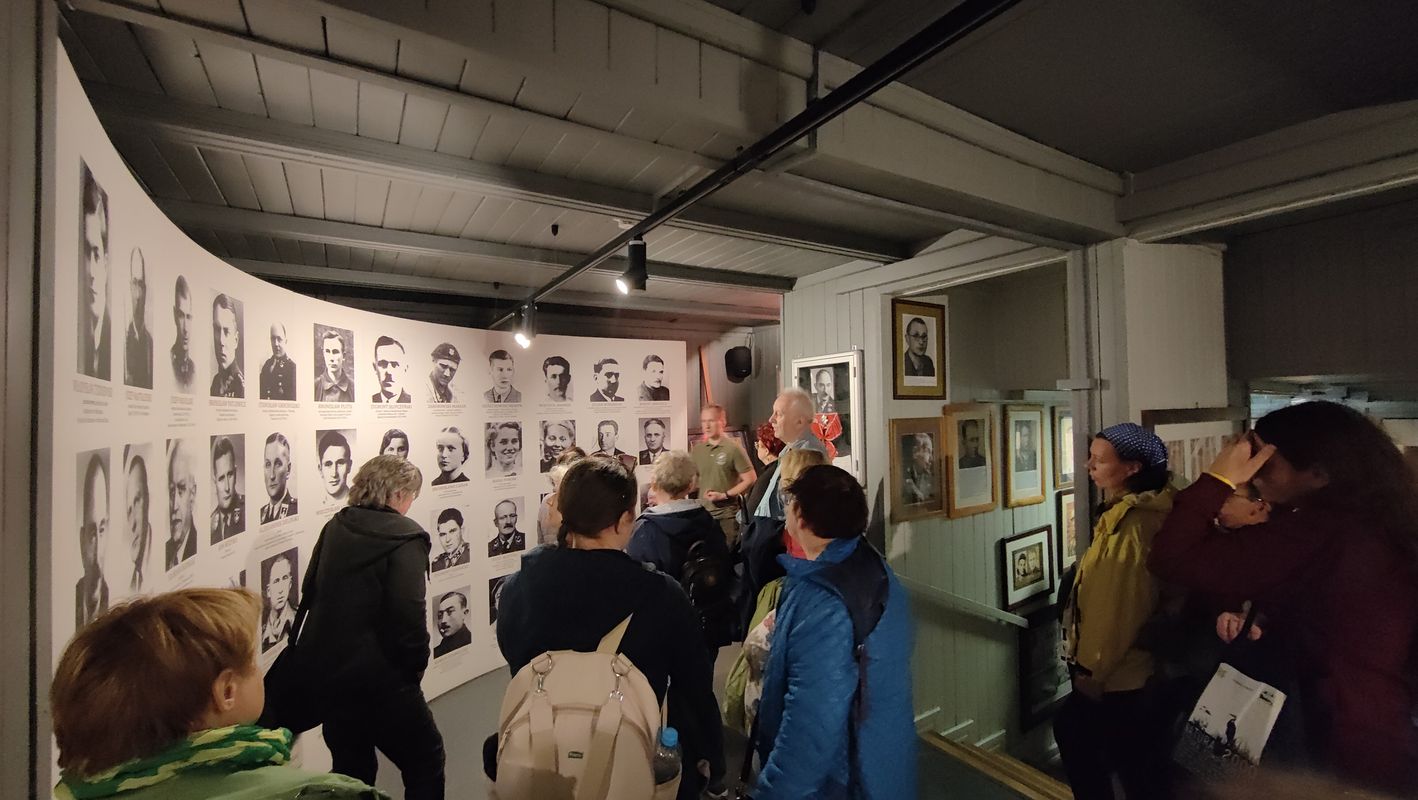 Na zdjęciu widać wnętrze muzeum oraz ludzi oglądających ekspozycje.