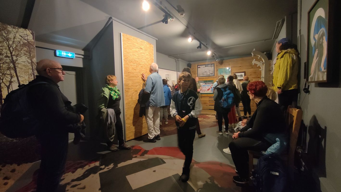 Na zdjęciu widać wnętrze muzeum oraz ludzi oglądających ekspozycje.