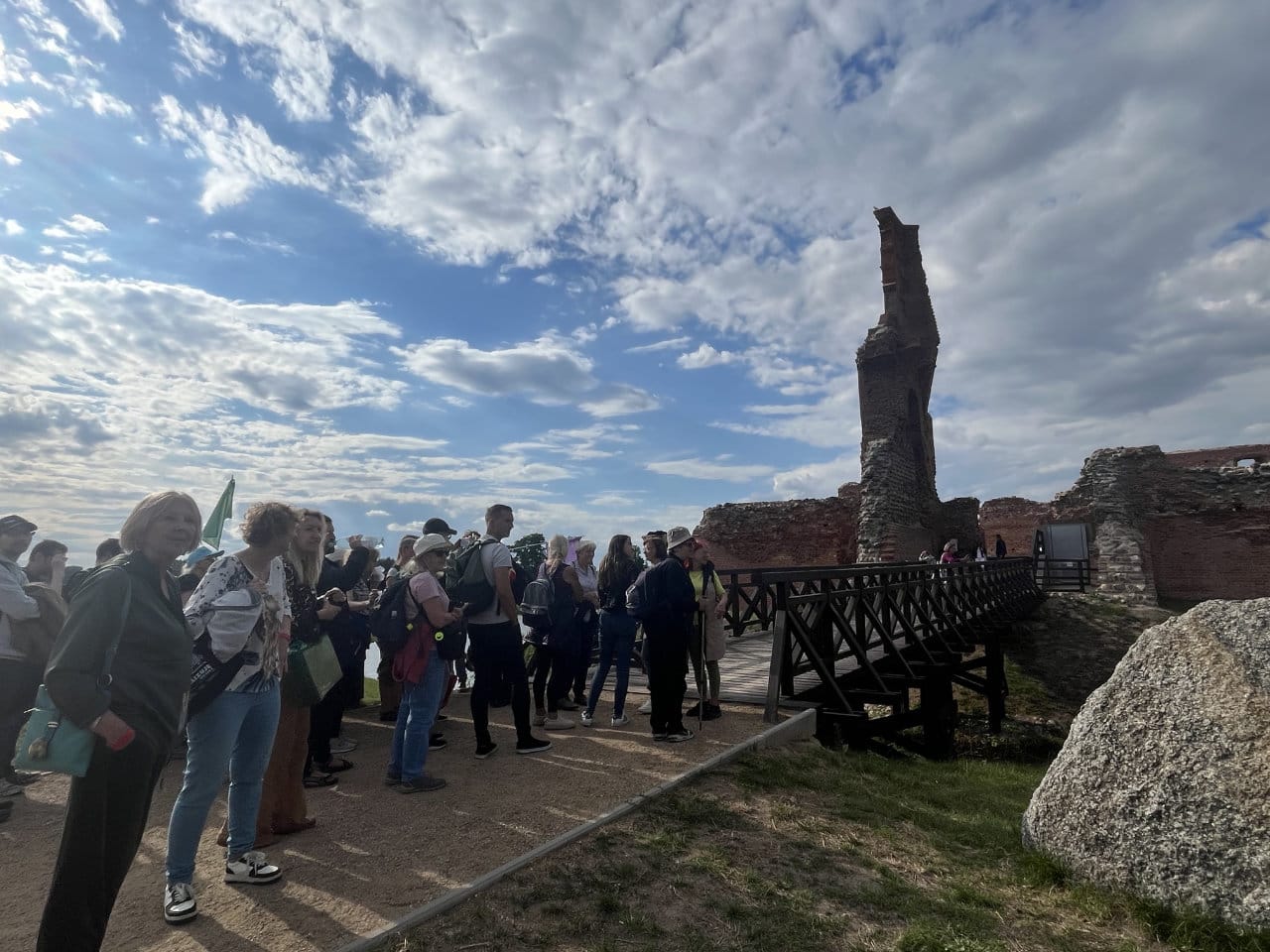 Grupa osób przed wejściem do ruin Zamku w Besiekierach